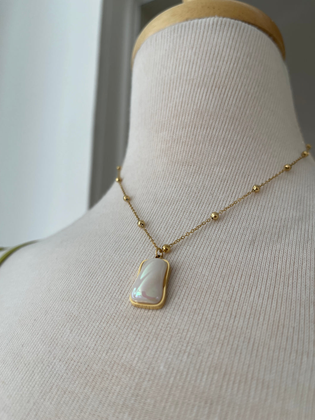 PEARLESCENT NECKLACE